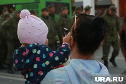 Махонин предложил выплачивать женам участников спецоперации 135 тысяч рублей