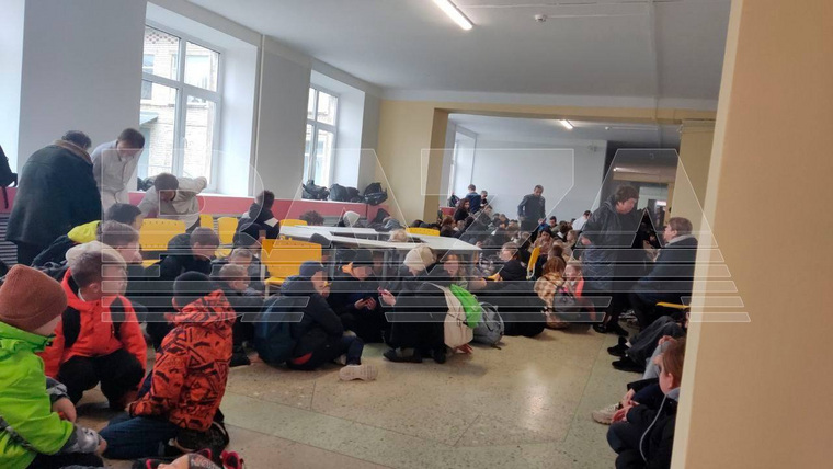 В Пермском крае из-за угрозы атаки эвакуировали школы. Онлайн-трансляция