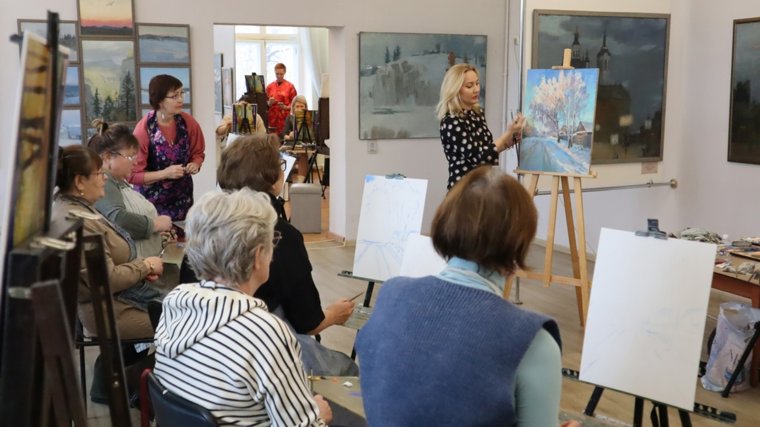 Преследуемый за картины мэр Краснокамска собрал у себя художников Прикамья. Фото