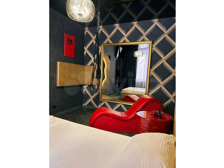 С хрустальными люстрами и БДСМ аксессуарами: какое жилье сдают в Перми на Новый год. Видео