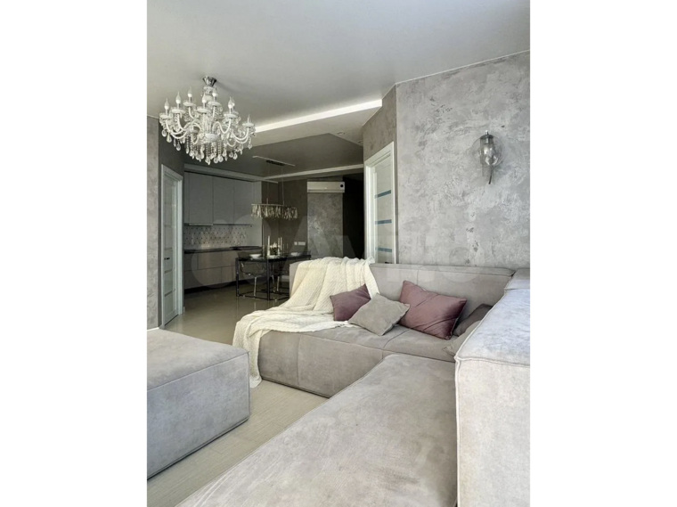 С хрустальными люстрами и БДСМ аксессуарами: какое жилье сдают в Перми на Новый год. Видео