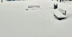 В Перми снегом занесло проходы и проезды к музею &laquo;Диорама&raquo;. Фото