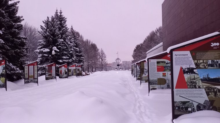 В Перми снегом занесло проходы и проезды к музею &laquo;Диорама&raquo;. Фото