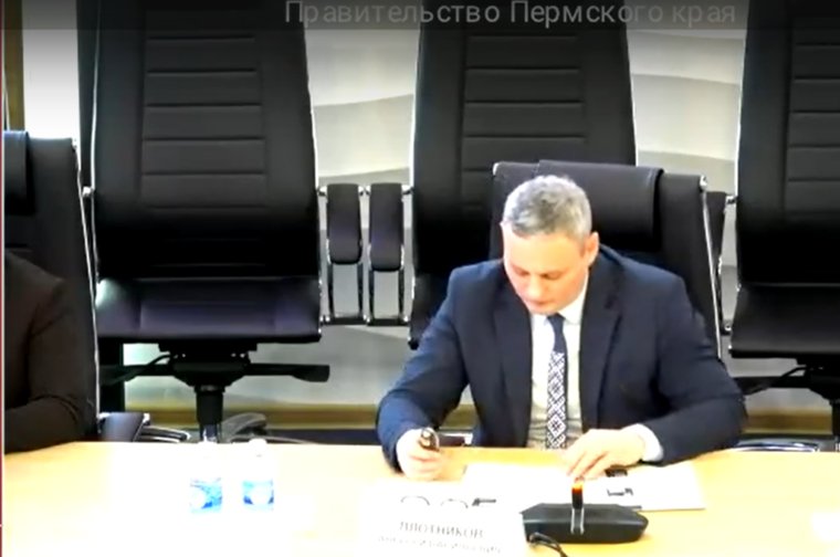 Махонин поручил министрам изготовить галстуки с коми-пермяцким орнаментом. Фото