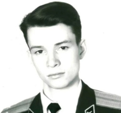 Угнал танк, нарушил устав и сколотил команду КВН: где и как служили пермские политики