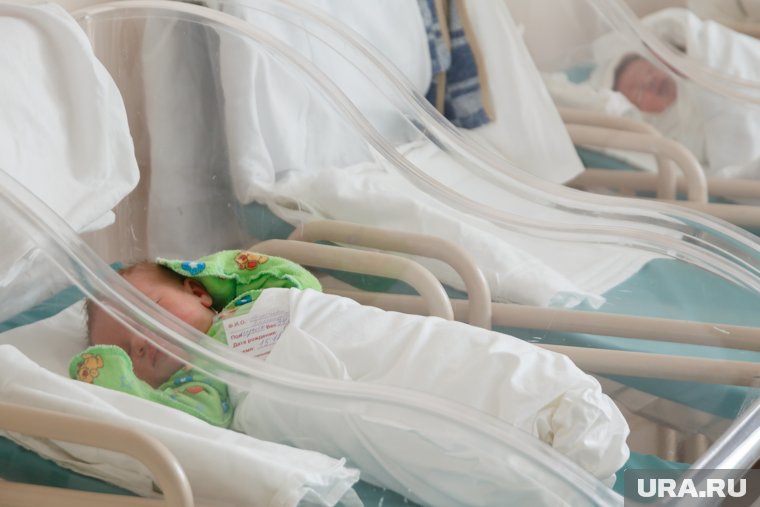 Власти призывают россиянок рожать, но закрывают роддома