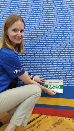 Шведский стол на финише и концерт кавер-группы: журналистка URA.RU пробежала марафон в Турции. Видео