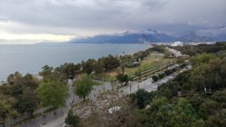 Шведский стол на финише и концерт кавер-группы: журналистка URA.RU пробежала марафон в Турции. Видео