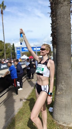 Шведский стол на финише и концерт кавер-группы: журналистка URA.RU пробежала марафон в Турции. Видео