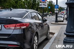 «Мы несем гигантские убытки»: владелец таксопарка о жестких запретах, китайских авто и мигрантах за рулем