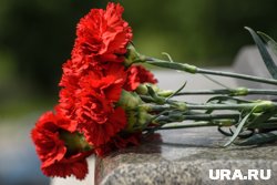 Пермяки несут цветы к забору, на котором трагически погибла 18-летняя девушка. Фото, видео