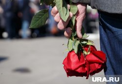 «Приехали из другого региона»: более 100 жителей пришли попрощаться с трагически погибшей пермячкой. Фото