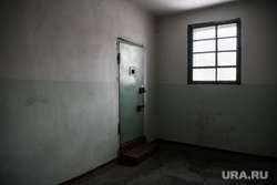 Четыре метра квадратных и шконка против личной квартиры: как содержатся редактор Аллаяров и сдавший его дядя