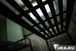 Четыре метра квадратных и шконка против личной квартиры: как содержатся редактор Аллаяров и сдавший его дядя