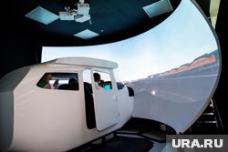 Посадили самолет без двигателя: как журналисты URA.RU учились мастерству пилотов. Видео