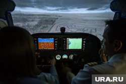 Посадили самолет без двигателя: как журналисты URA.RU учились мастерству пилотов. Видео