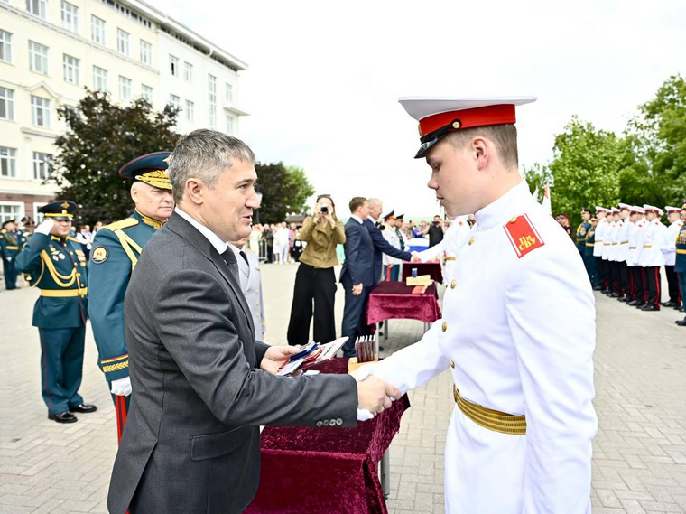 В Перми проходит краевой бал выпускников. Онлайн-трансляция