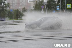 Затопленные улицы и оторванные госномера машин: как пермяки пережили ночь после мощных ливней. Видео