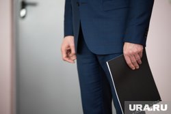 Кандидат в пермские губернаторы взялся за иголку с ниткой в избиркоме. Видео