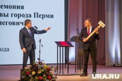 Обматерил полицейских, присягнул с кувалдой и вытер ноги о флаг США: яркие кадры пермской политики