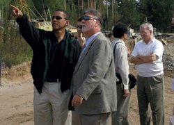 Обматерил полицейских, присягнул с кувалдой и вытер ноги о флаг США: яркие кадры пермской политики