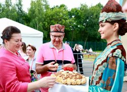 Знакомство с обезьянами, грибной улов и проба чак-чак: чем пермские политики хвастаются в соцсетях