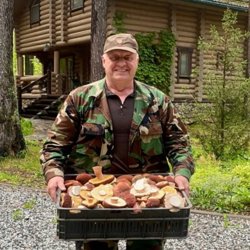 Знакомство с обезьянами, грибной улов и проба чак-чак: чем пермские политики хвастаются в соцсетях