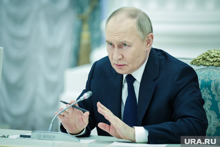 Мощь оборонных заводов, объятие с конструктором и планы СВО: Путин в Перми встретил День оружейника