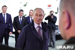 Мощь оборонных заводов, объятие с конструктором и планы СВО: Путин в Перми встретил День оружейника