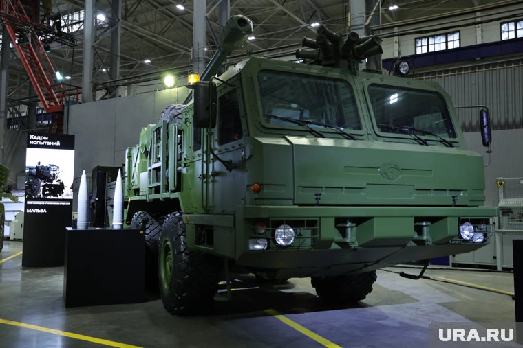 Мощь оборонных заводов, объятие с конструктором и планы СВО: Путин в Перми встретил День оружейника