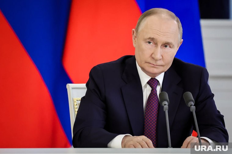 Мощь оборонных заводов, объятие с конструктором и планы СВО: Путин в Перми встретил День оружейника