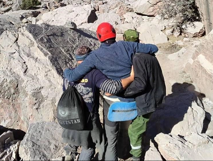 Пермский альпинист сломал ногу в горах Таджикистана