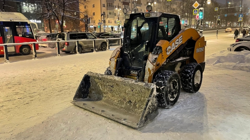 Снежный коллапс. На улицах Перми&nbsp;&mdash; 170 единиц спецтехники и 200 человек